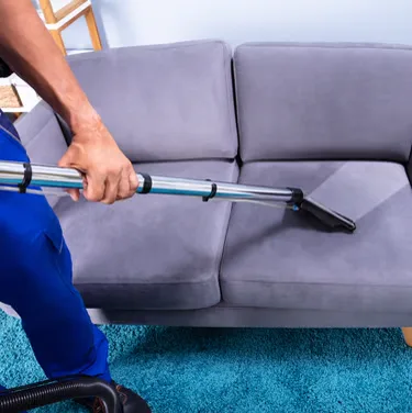 Técnico Marcelo Clean realizando limpeza profissional de sofá